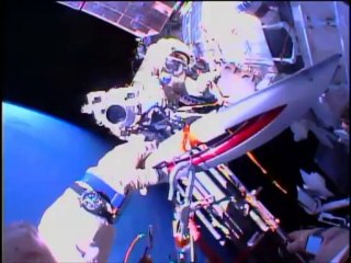 Tocha olímpica em histórico passeio espacial