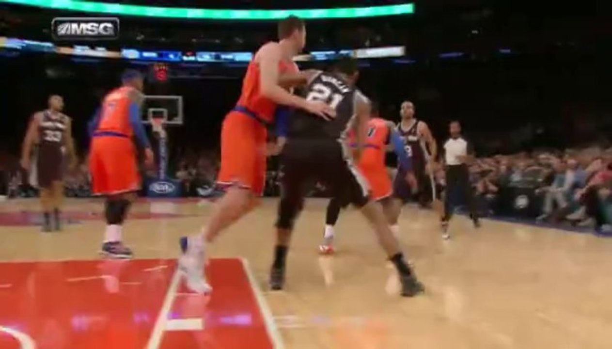 Parker shakes-and-bakes 把 Shumpert騙過輕鬆上籃