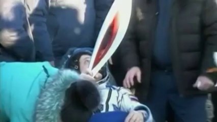 La torche olympique de retour sur Terre après une sortie dans l'espace