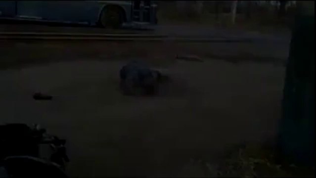 Rapaz tenta saltar uma rampa de Scotter mas a brincadeira corre-lhe mal