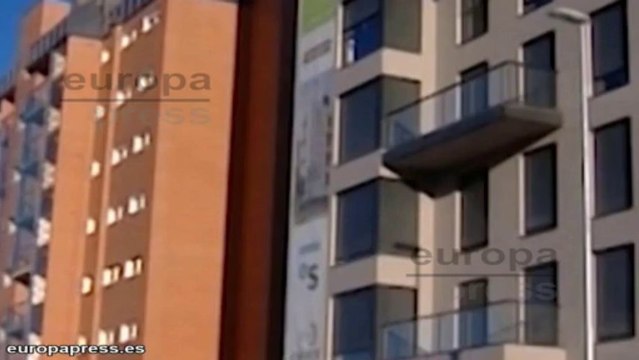 La compraventa de viviendas modera su caída al 8%