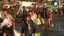 Filippine: corsa contro il tempo per gli aiuti umanitari all'arcipelago devastato dal tifone Haiyan