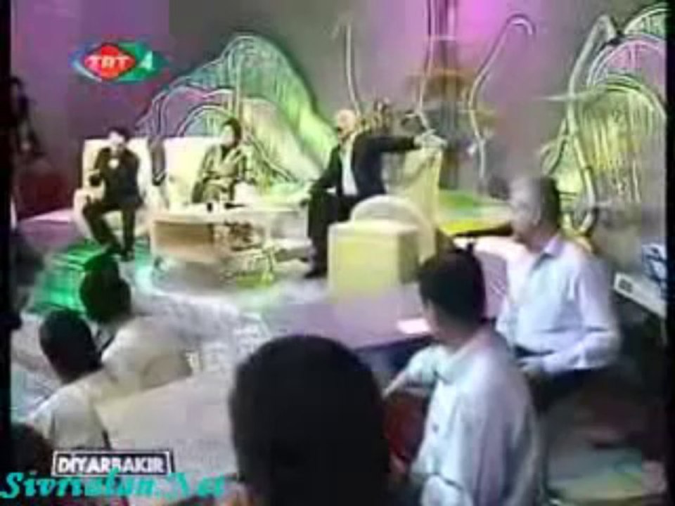 Oğuz Aksaç - Aman Geze Geze - Sivrialan.Net