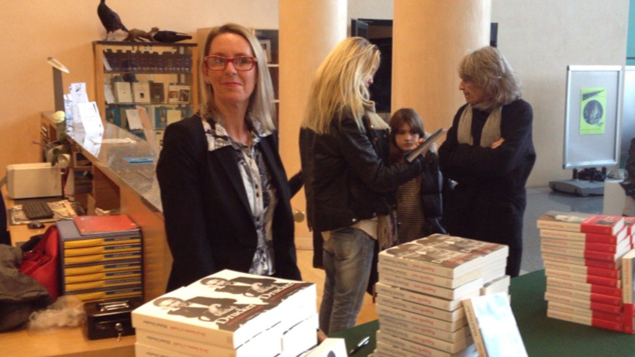 Michel Drucker dédicace ses ouvrages