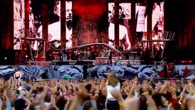 Robbie Williams Intro & Let Me Entertain You (Live at Knebworth)