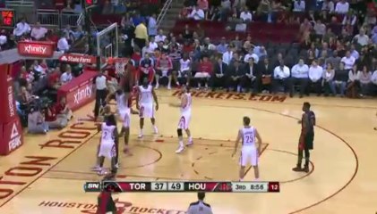 Howard 表示: 事不過三，Rudy 你不要再來了 (Rudy Gay 殺進禁區灌籃又被 Howard 封走)