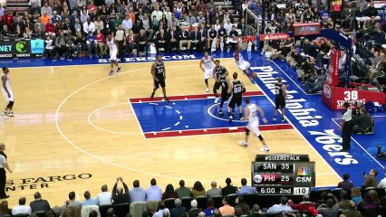 Evan Turner monte à deux mains sur Tony Parker