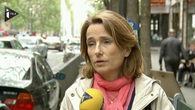 11 novembre : qui sont les manifestants qui ont hué Hollande ?