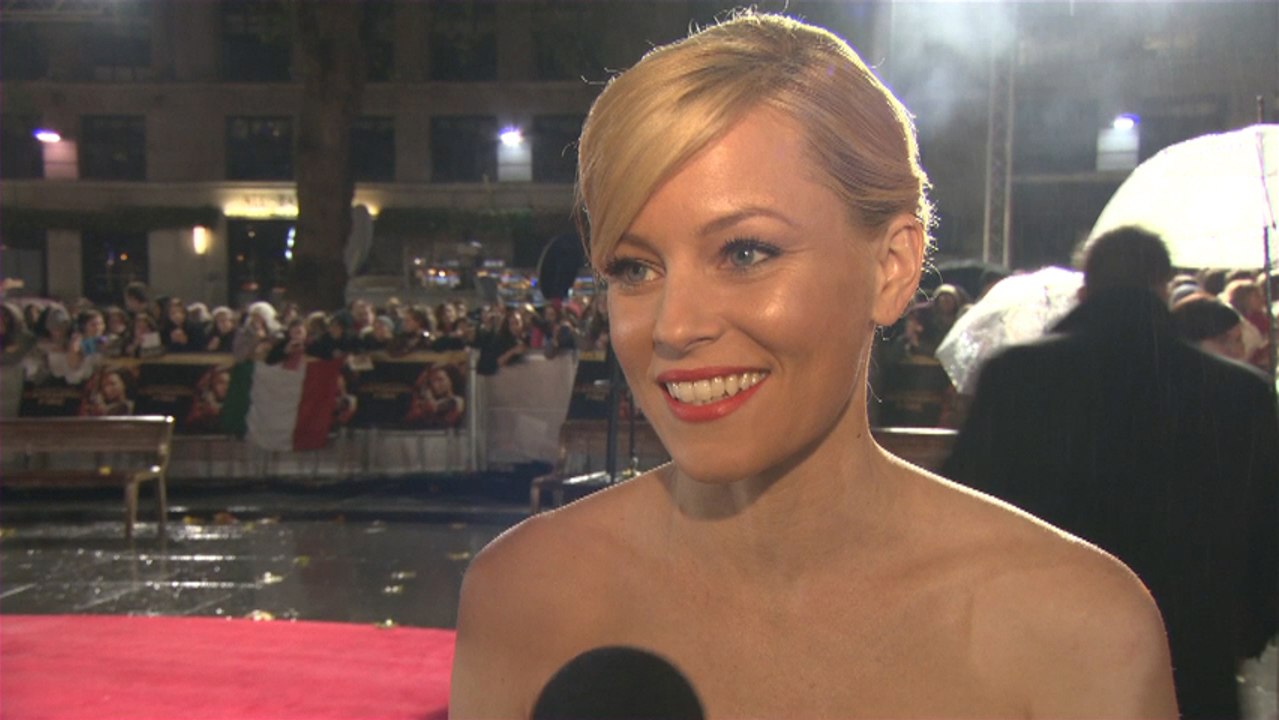Elizabeth Banks Is Sexy In The Rain At "Hunger Games" World Premiere
