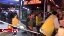 Metrobüste kanlı kavga: Biri polis 2 yaralı