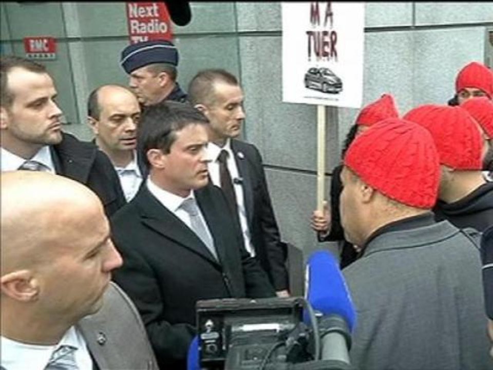 Manuel Valls attendu par des bonnets rouges devant les studios de BFMTV - 12/11