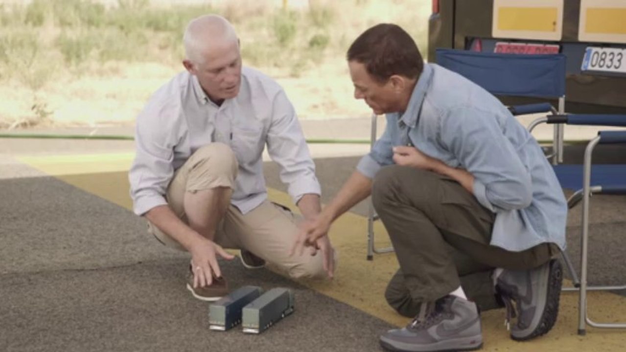 Jean Claude Van Damme fait le grand écart entre deux camions Volvo