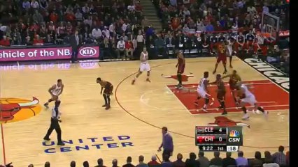 利用隊友的單擋 ，Rose 過了 Irving後殺進禁區面對比他高9吋的 Bynum 輕鬆左手上籃