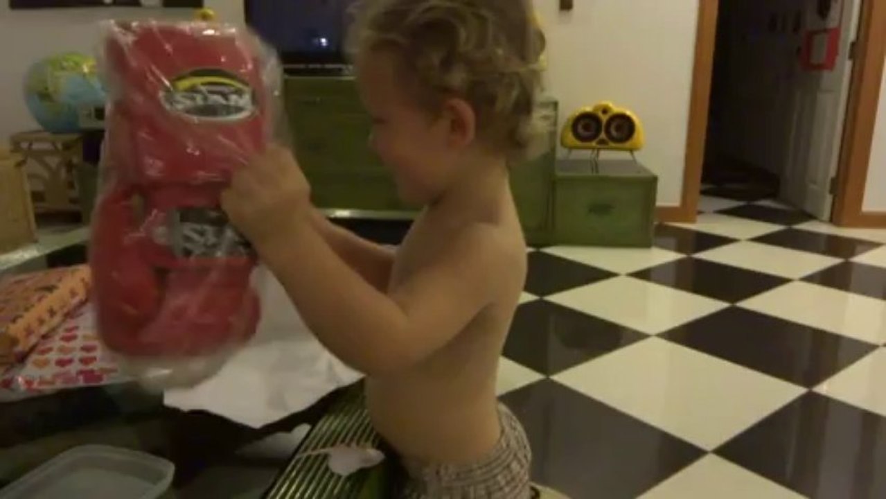 liam decouvre ses gants de boxe