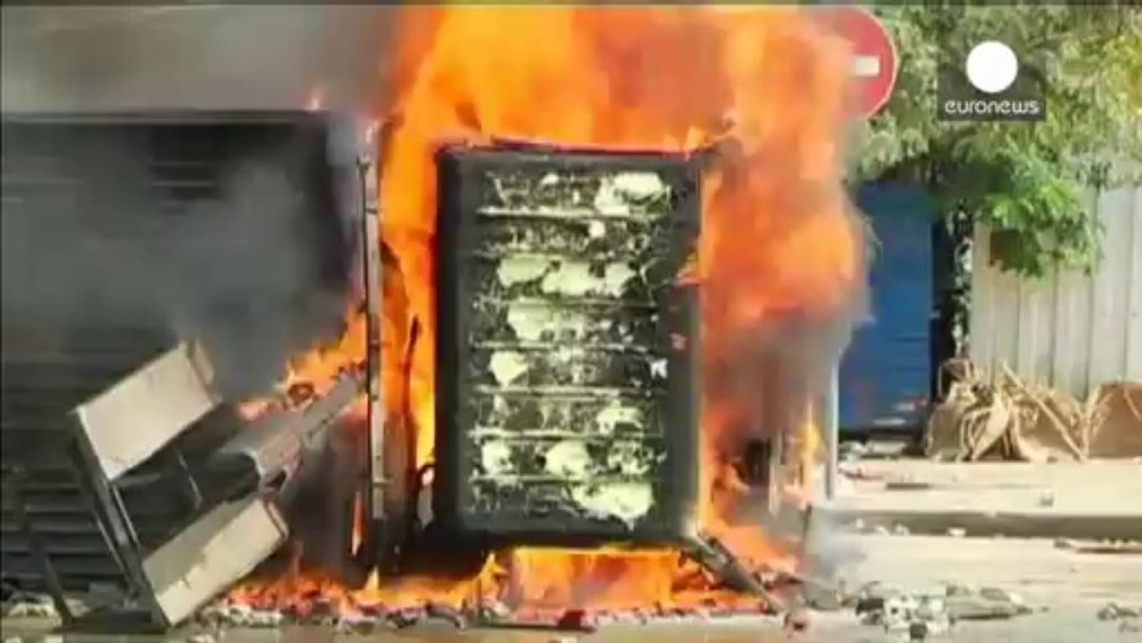 Cambogia: violenti scontri nella capitale Phnom Penh tra polizia e dipendenti del tessile