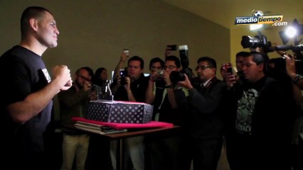 Caín Velásquez celebra en México 20 años de UFC