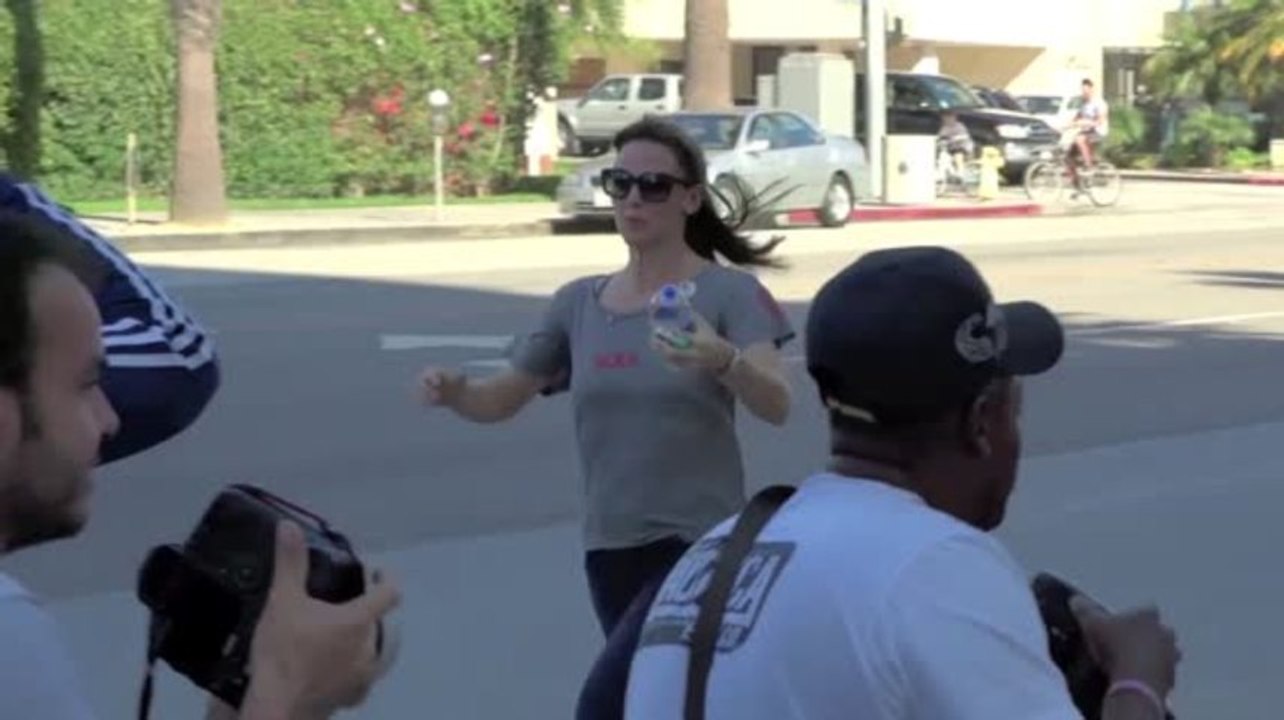 Jennifer Garner versucht Paparazzi zu wässern