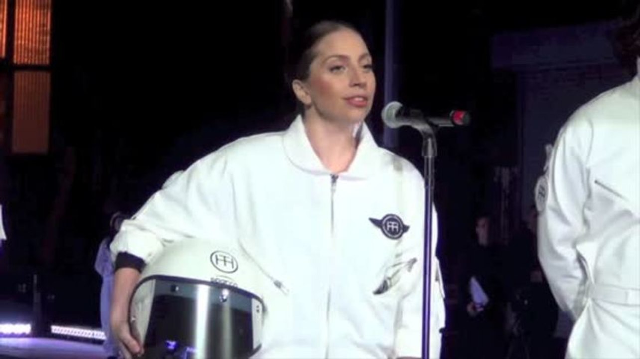 Lady Gaga kann fliegen