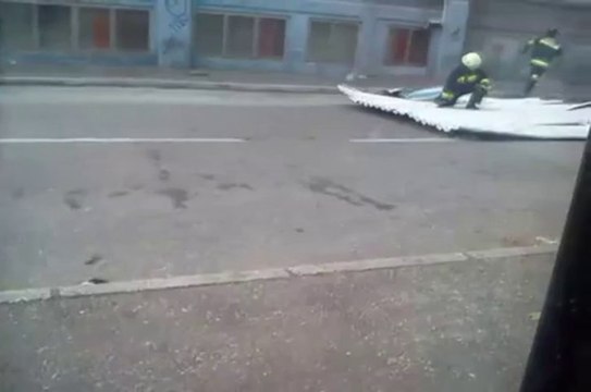 Pompier sur un tapis de tôle volant en Croatie