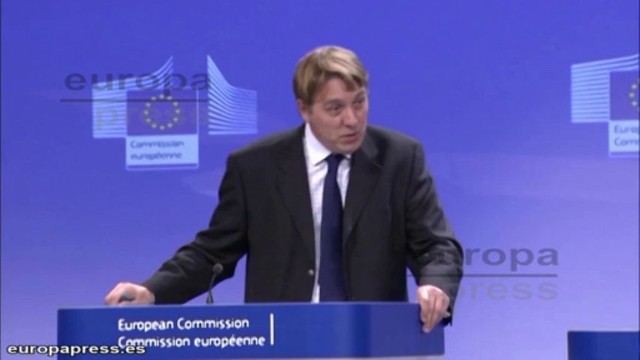 Bruselas tacha de "falso" la reducción de la beca Erasmus