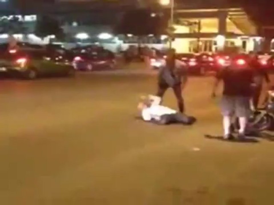 Kanye West Attacks Paparazzi in Austin, Texas 2013 (ORIGINAL) - www.copypasteads.com