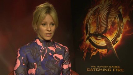 Hunger Games' Elizabeth Banks needed "team to go to toilet"