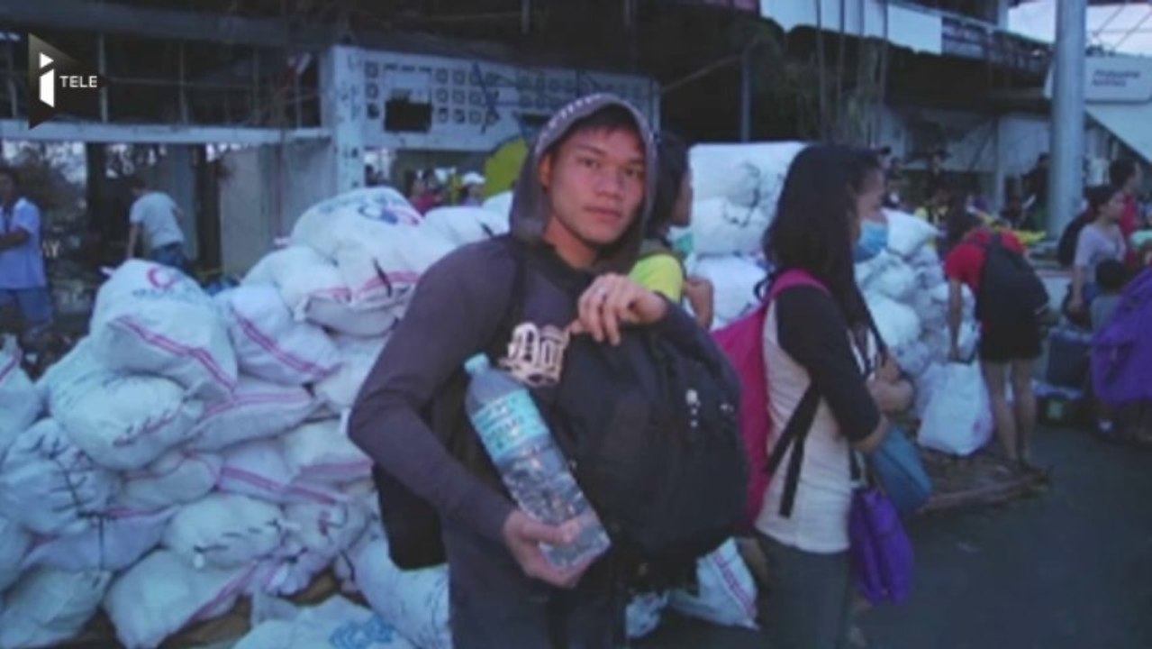 Typhon Haiyan : les habitants de Tacloban fuient leur ville sinistrée