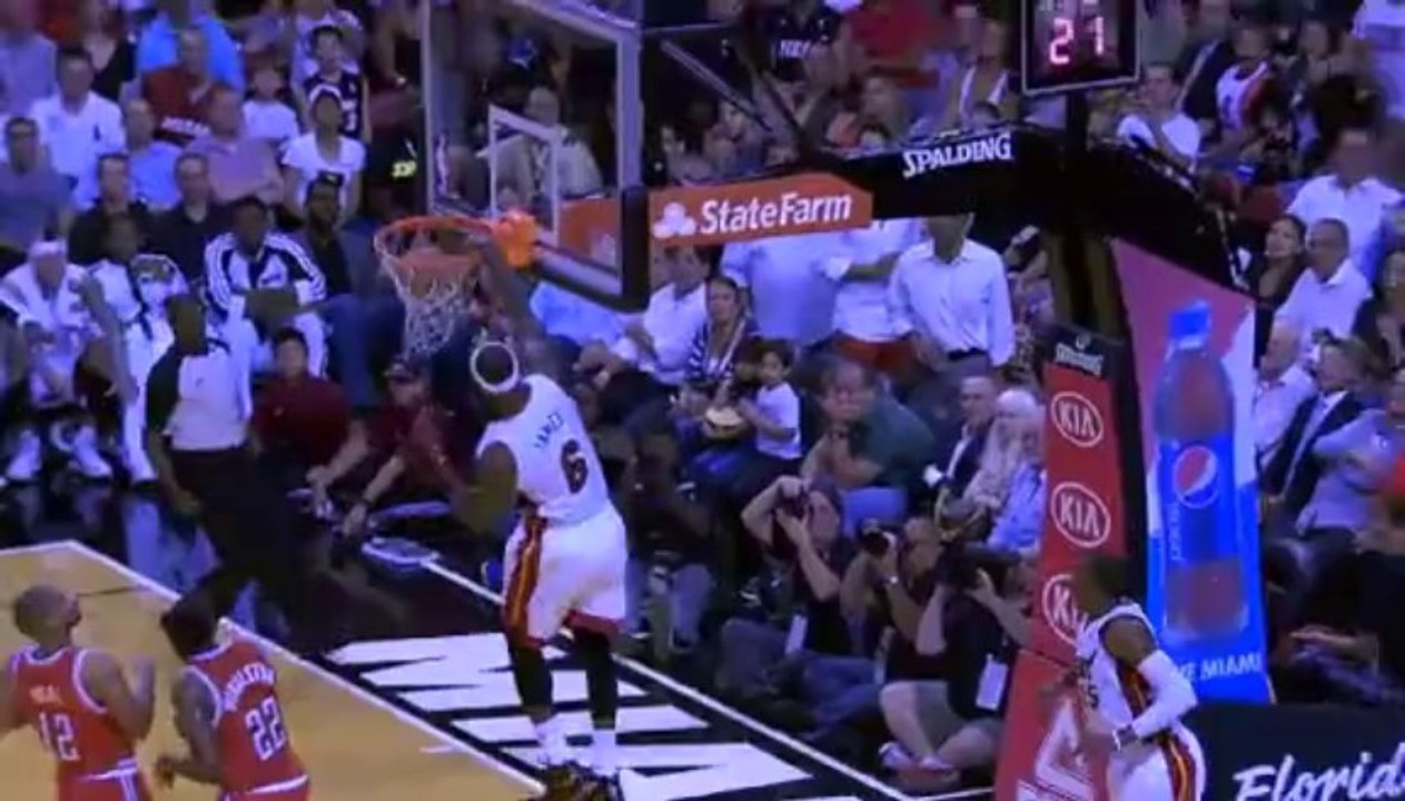 Chalmers 快攻妙傳從後補上的 James alley-oop!