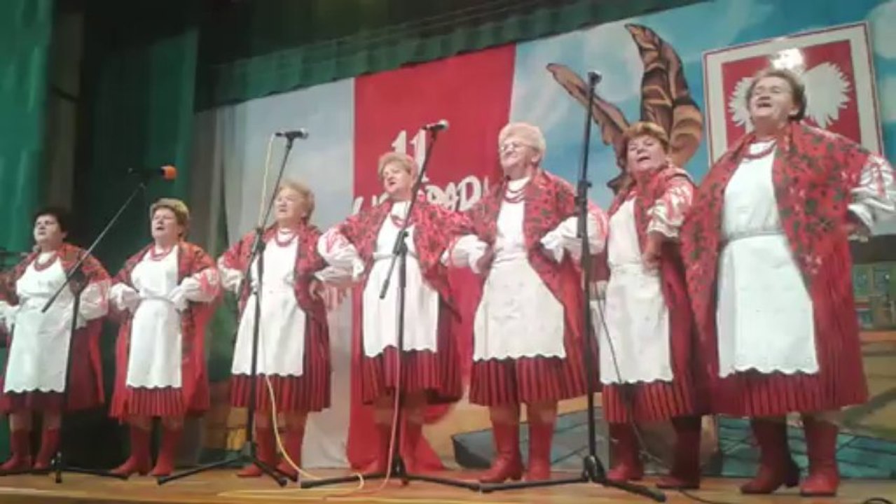 Występ zespołu ludowego ŚLADKOWIANKI ze Śladkowa Małego, 11.11.2013r. w  Chmielniku
