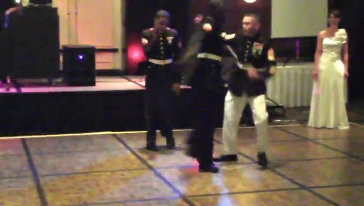 Concours de DANSE entre MARINS! Epique!!!