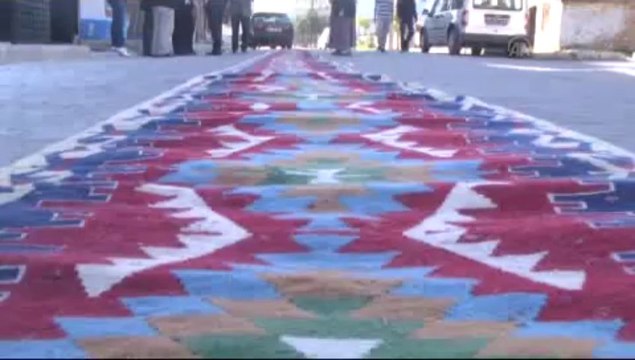 Dünyanın en uzun el dokuma kilimi rekor peşinde