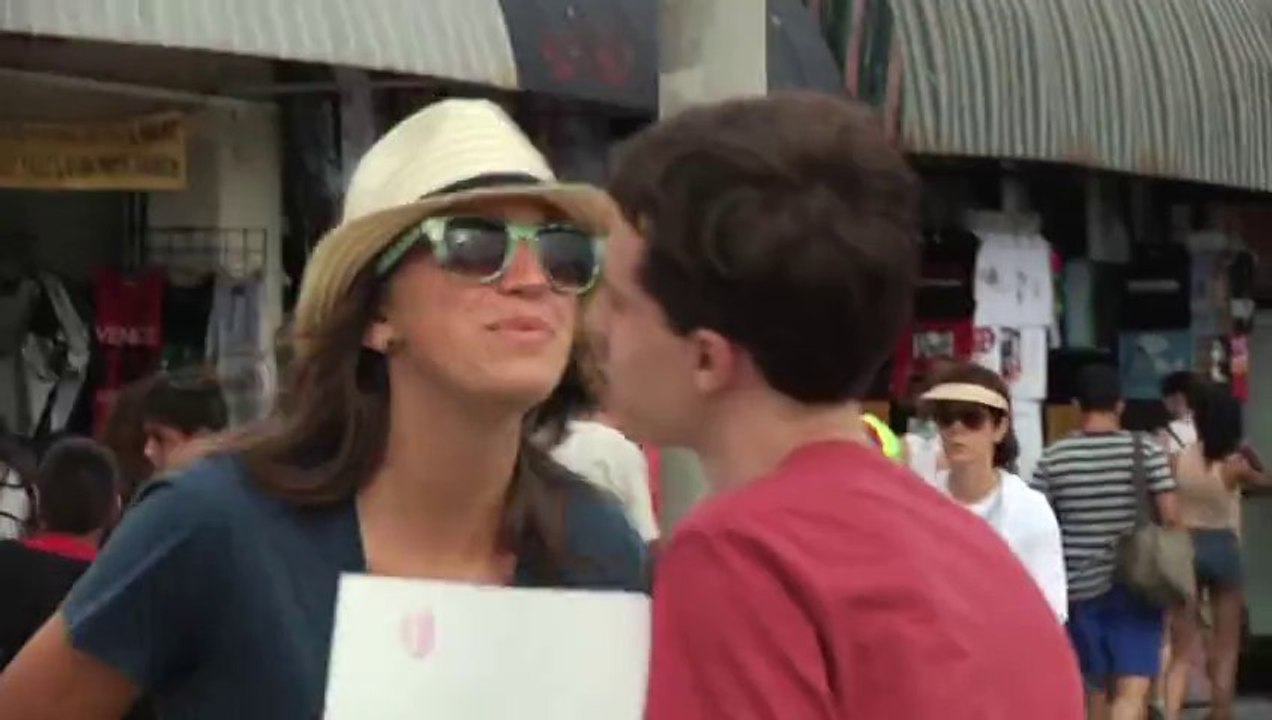 Il porte un panneau : "embrassez-moi je suis désespéré"... ça marche