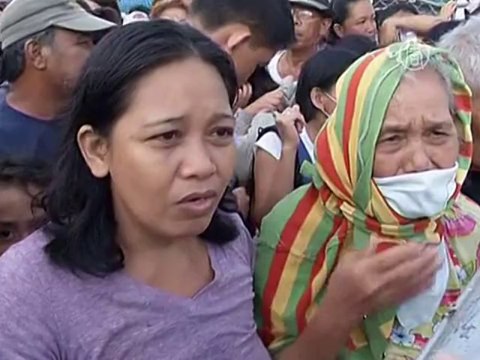 Жертвы тайфуна пытаются улететь из Таклобана