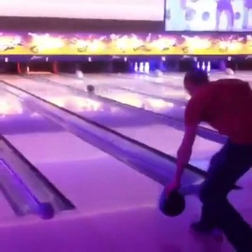 Jouer au bowling avec ses pieds.. et mettre un STRIKE!