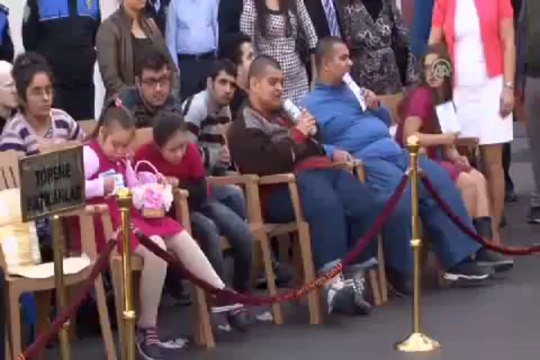 Polislerden işaret diliyle İstiklal Marşı