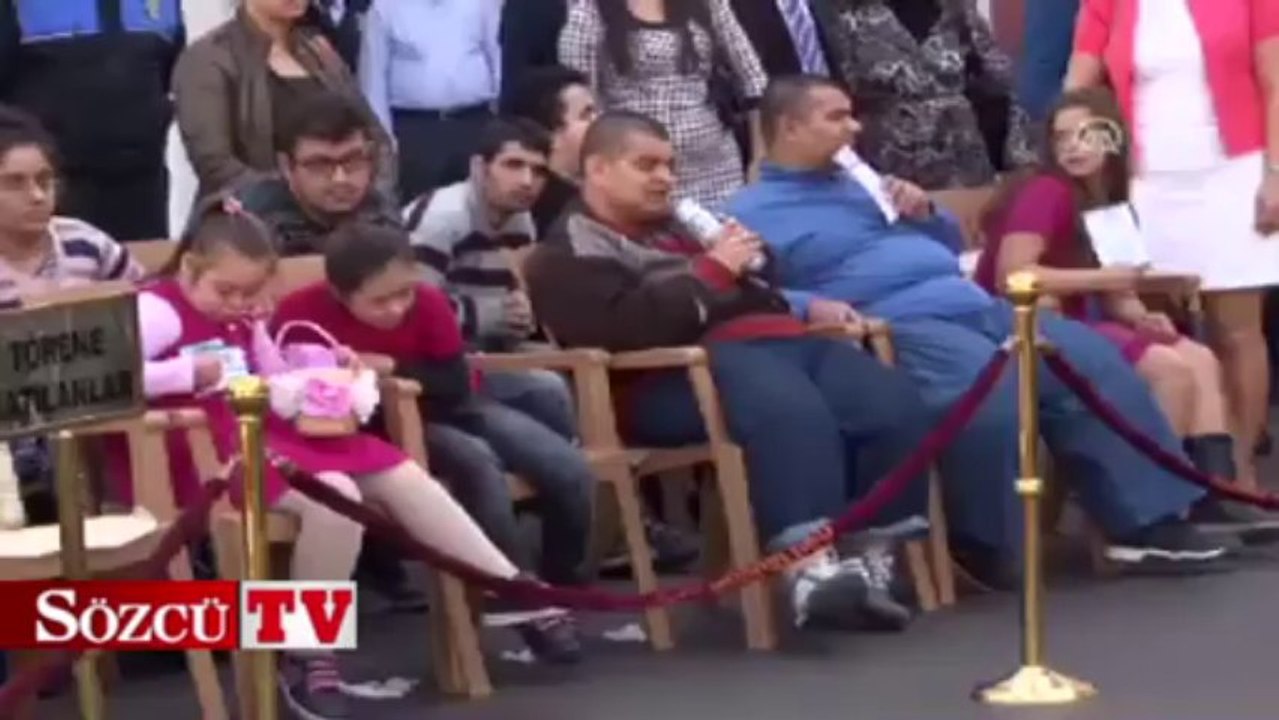 Polislerden işaret diliyle İstiklal Marşı