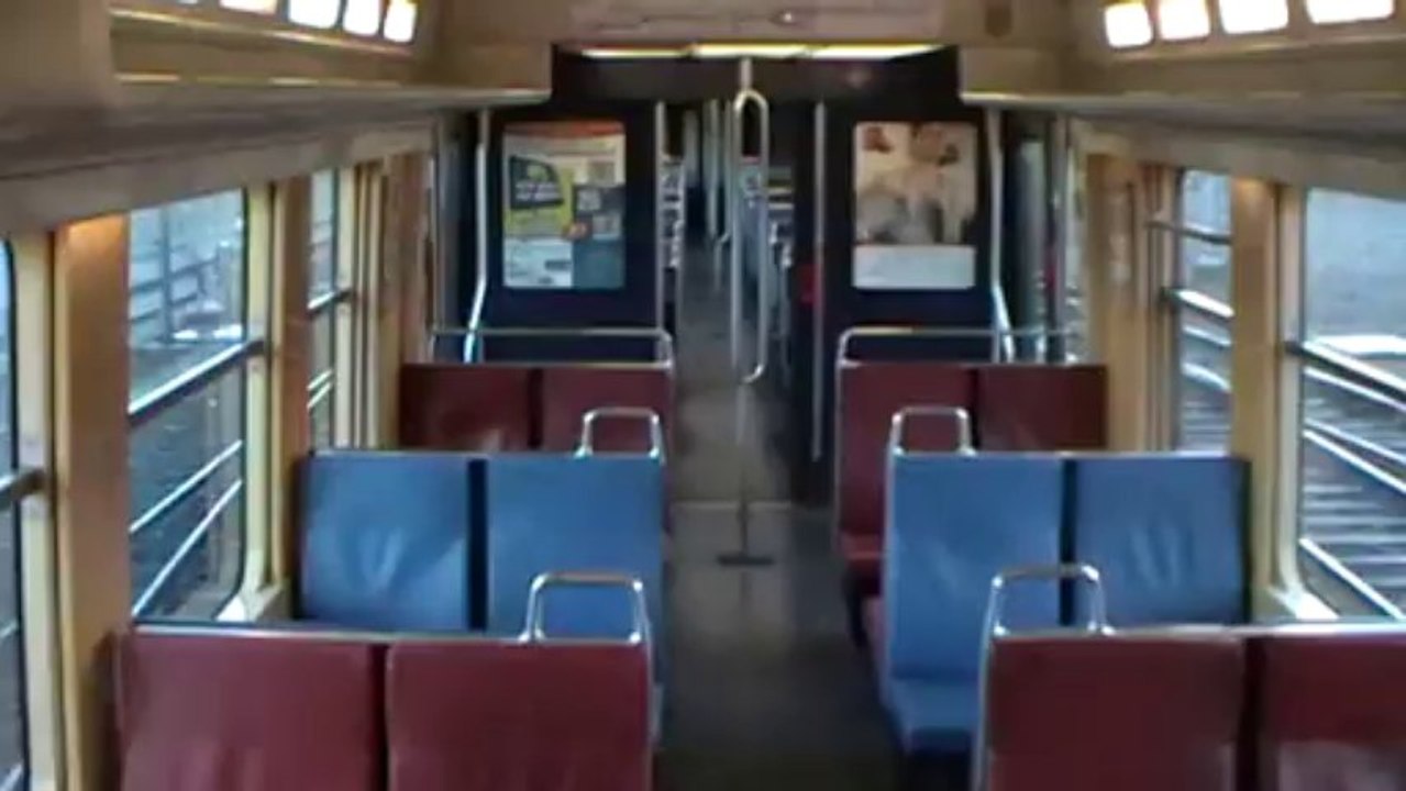 MI79 : Vue de l'aménagement intérieur d'une rame de la ligne B du RER ...