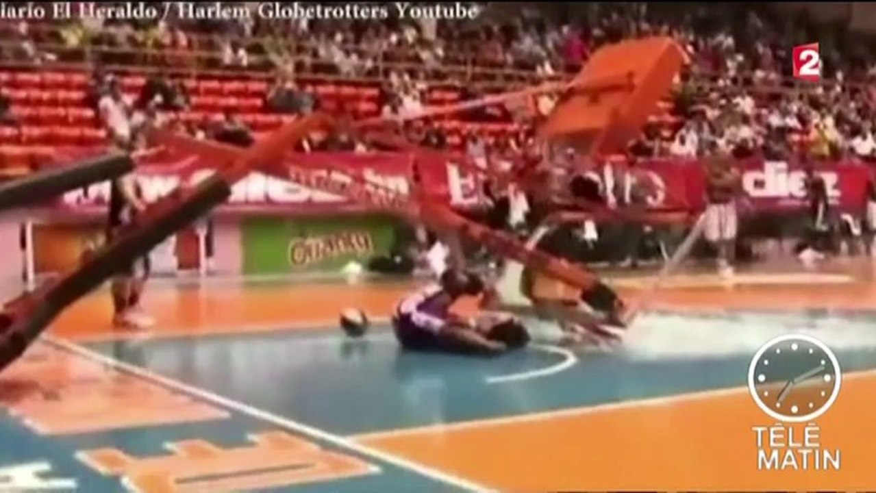 Un panier de basket manque d'écraser un Harlem Globetrotters