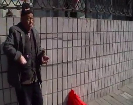 Un oiseau dressé pour récupérer des pièces de monnaie.