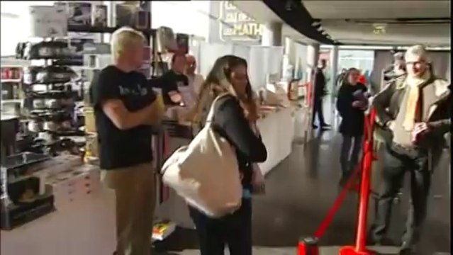 Des centaines de lecteurs de Stephen King patientent pour une dédicace, à Paris