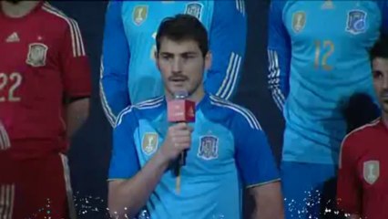 España presenta su nueva equipación completamente roja para el Mundial de Brasil