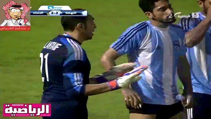 Un footballeur fait les lacets du gardien adverse (Fair-play)