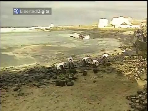 Catástrofe del Prestige: El Rey, Fraga y Rajoy visitan una de las zonas afectadas por el vertido