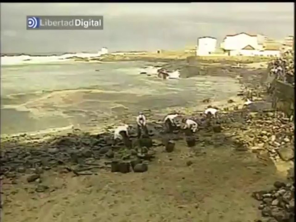 Catástrofe del Prestige: El Rey, Fraga y Rajoy visitan una de las zonas afectadas por el vertido