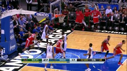 Le contre de John Henson mène au alley-oop en haute altitude de Giannis Antetokounmpo