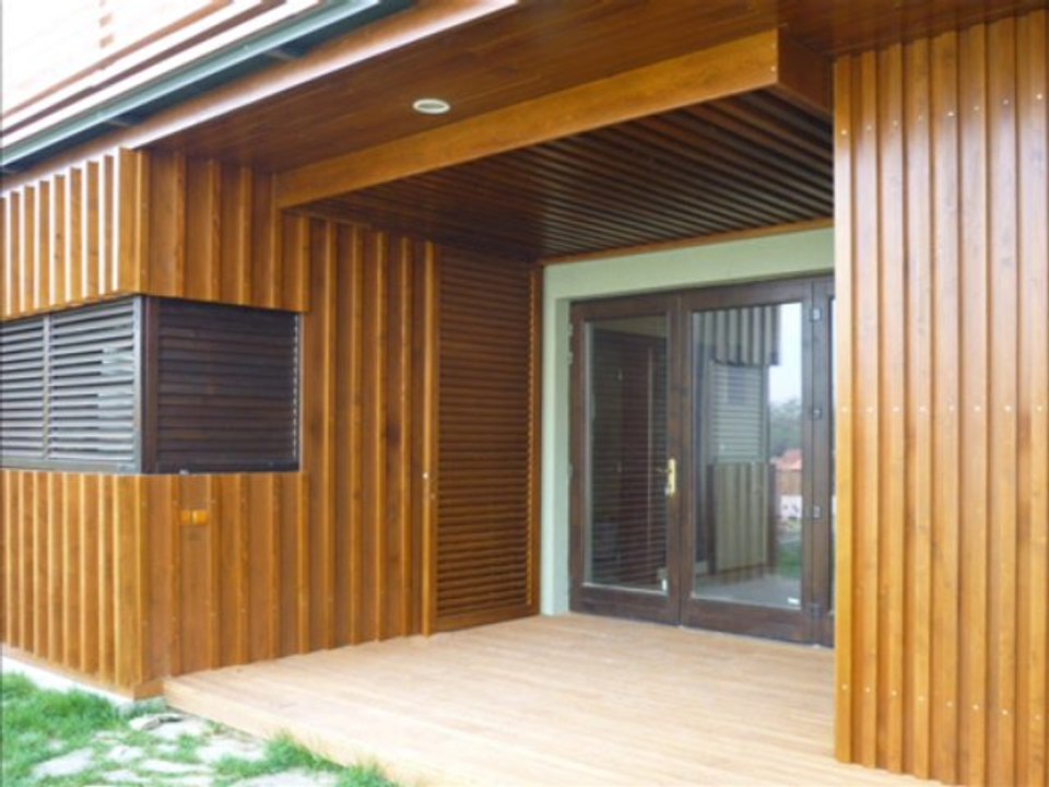 Casa cu fatada de lemn, poarta de lemn si usi de lemn - video Dailymotion