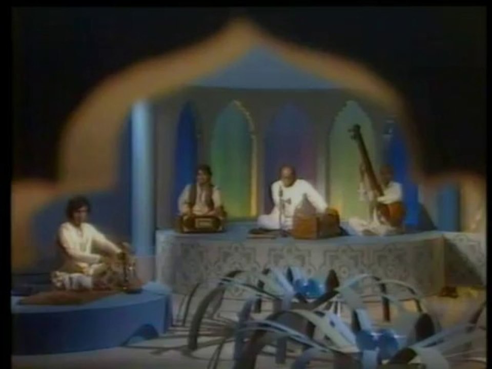 Live Ghazal --- Mehdi Hassan ---- Dekh To Dil ke jaan say uthta hai
