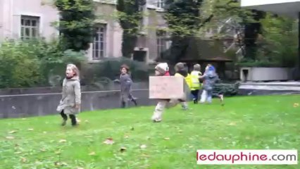 Manifestation contre la réforme des rythmes scolaires à Grenoble