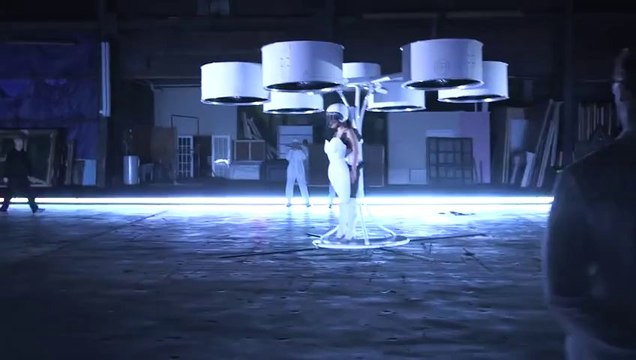 Lady Gaga nous présente VOLANTIS, La première ROBE VOLANTE!