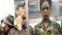Caméra cachée : s'endormir sur l'épaule du voisin dans le métro de New York